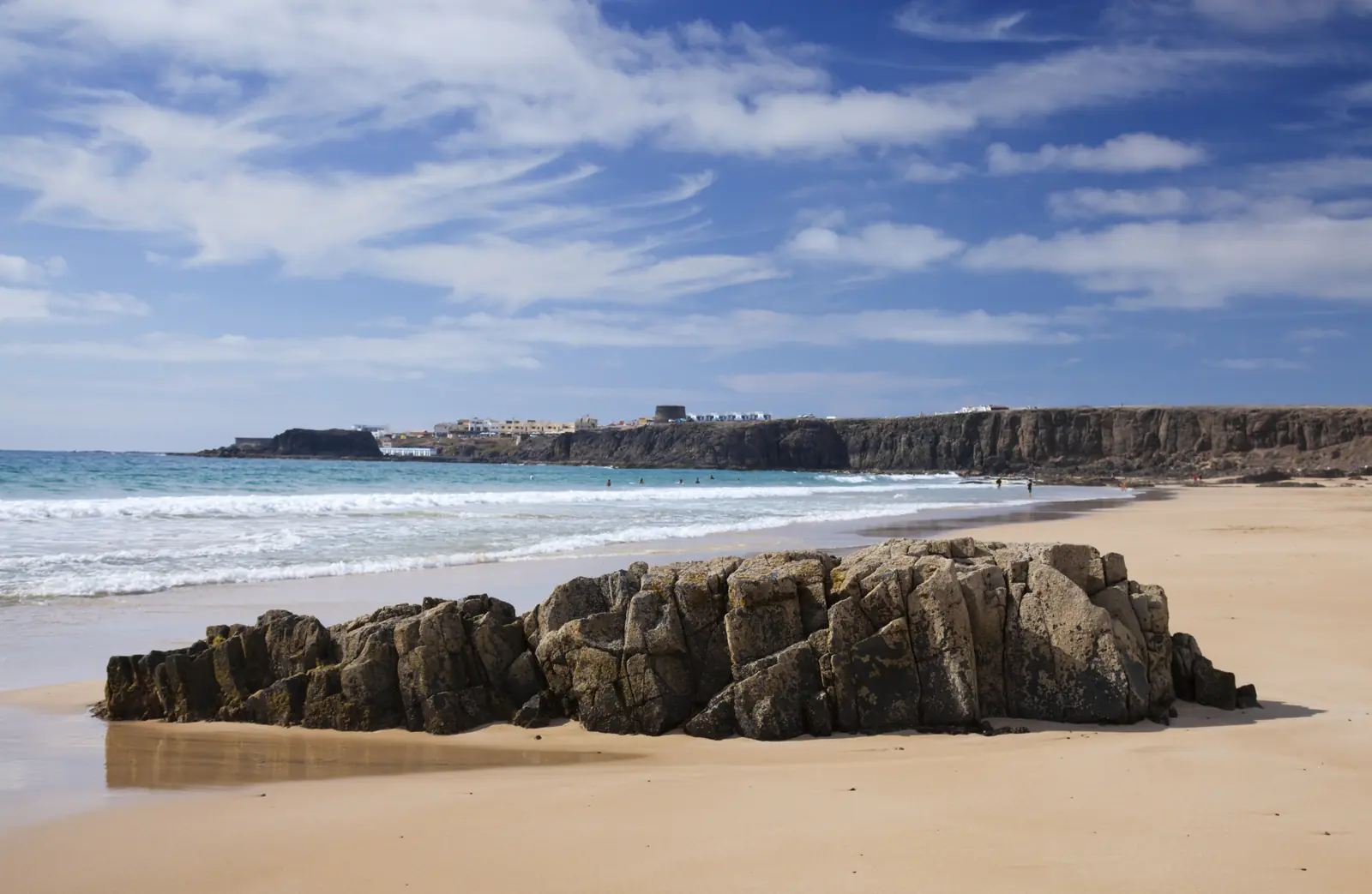 Las lagunas de El Cotillo: piscinas naturales de aguas turquesas protegidas por arrecifes.
