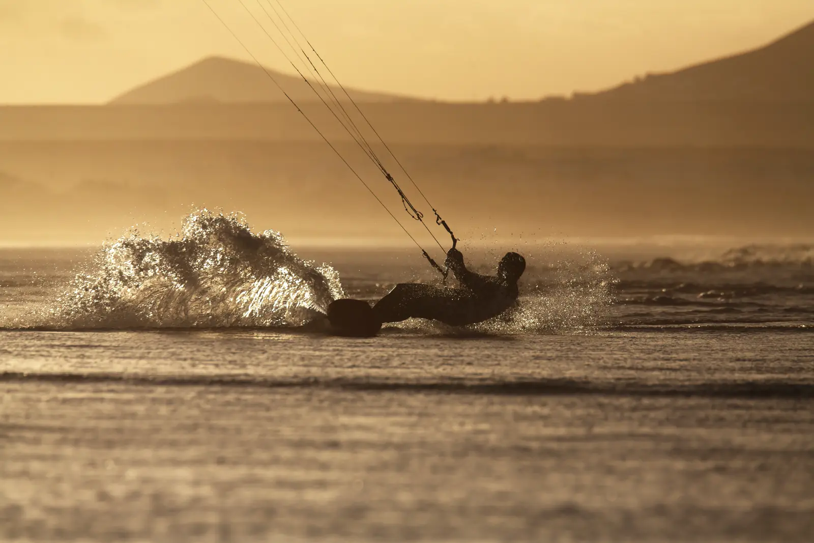 Der konstante Wind von Sotavento zieht Windsurfer und Kitesurfer aus aller Welt an.