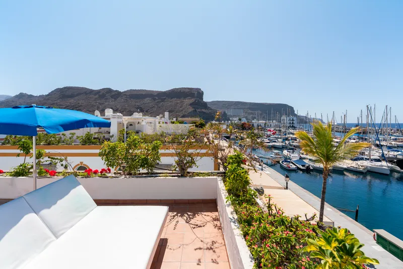Apto. 2 dorm. 2 baños planta alta con balcón, azotea y vistas al puerto — Billy's Puerto de Mogan Apartments by LIVVO, Puerto de Mogán 2
