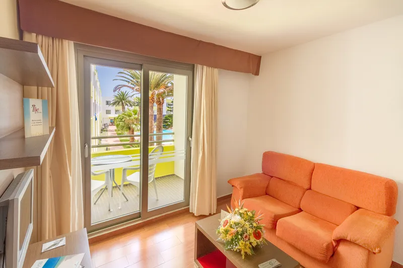 Premium Family Room Pool View — Hotel LIVVO Corralejo Beach, Corralejo 2