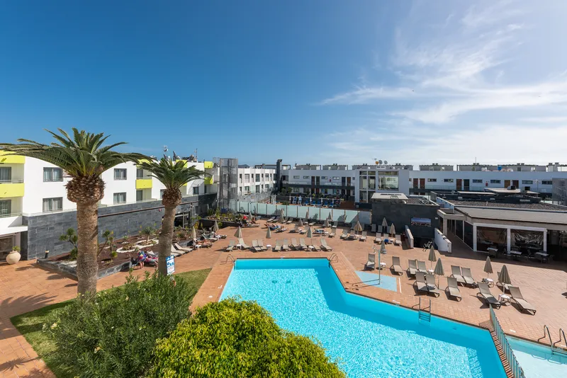 Premium Doppelzimmer mit Poolblick — Hotel LIVVO Corralejo Beach, Corralejo 1
