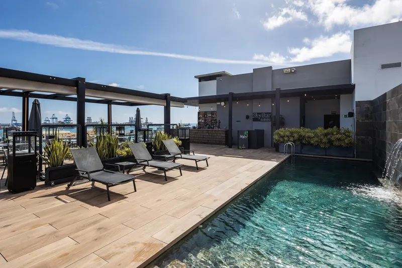 Pool und Rooftop — Hotel LIVVO Lumm, Las Palmas de Gran Canaria 1