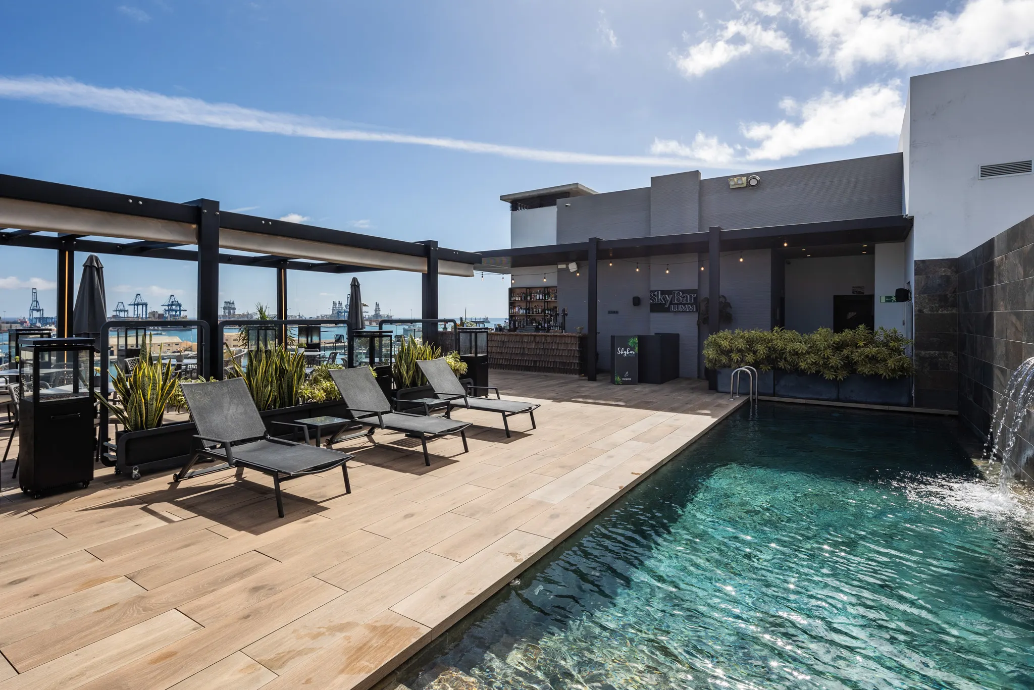 Piscina y Rooftop — Hotel LIVVO Lumm, Las Palmas de Gran Canaria 1