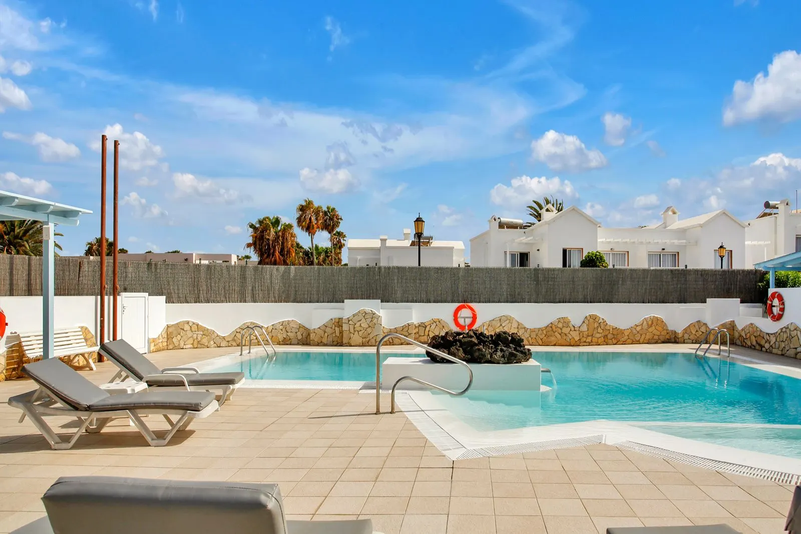 Piscina — Apartamentos LIVVO Mar Azul, Corralejo 5