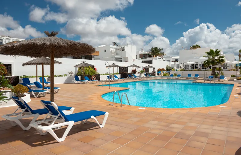 Schwimmbad — Apartamentos LIVVO Oasis, Puerto del Carmen 1