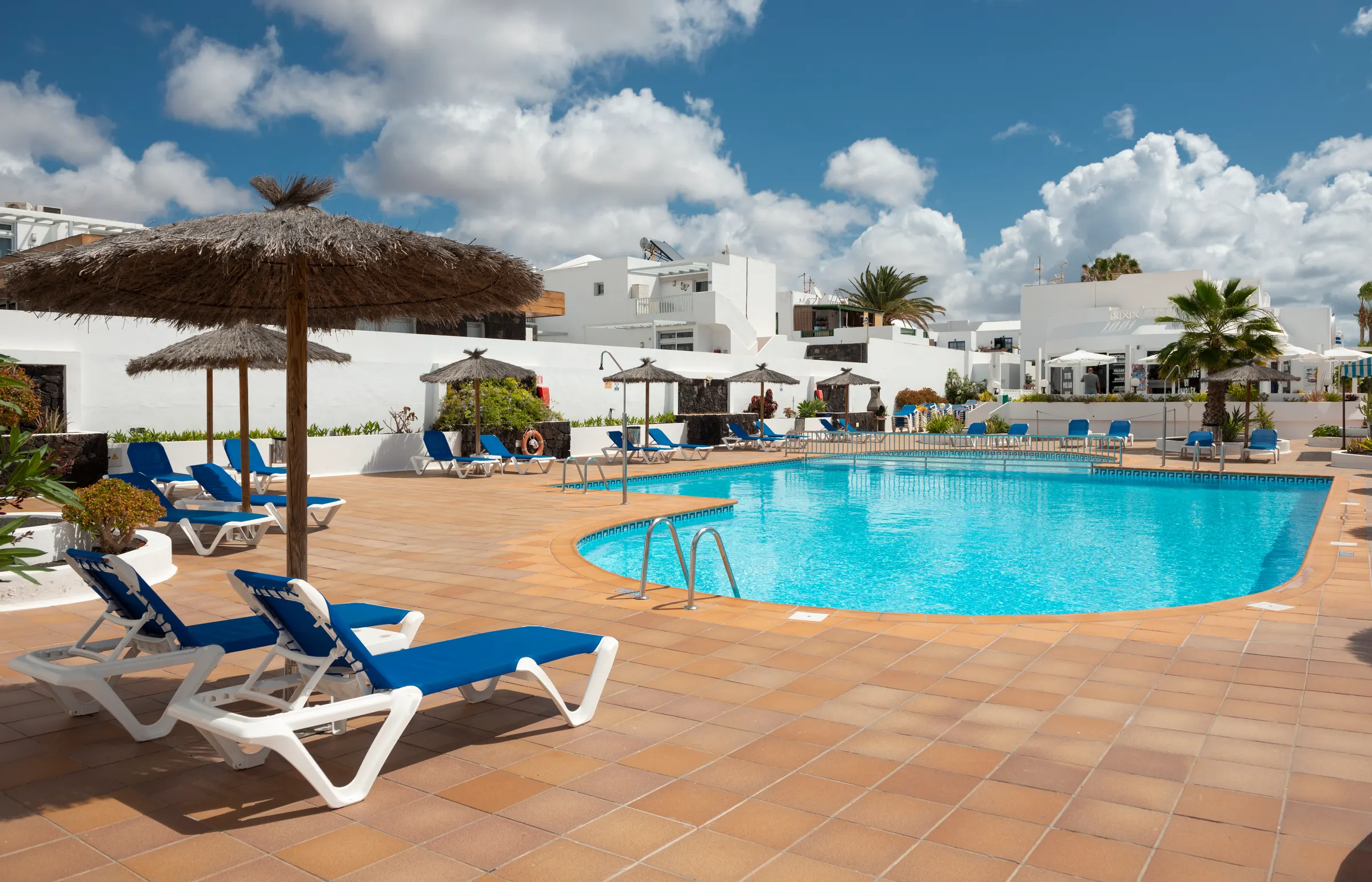 Piscina — Apartamentos LIVVO Oasis, Puerto del Carmen 1