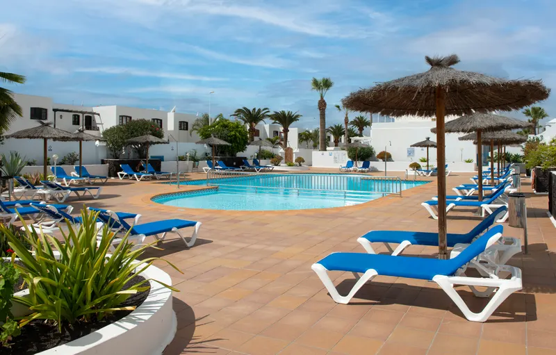 Schwimmbad — Apartamentos LIVVO Oasis, Puerto del Carmen 2