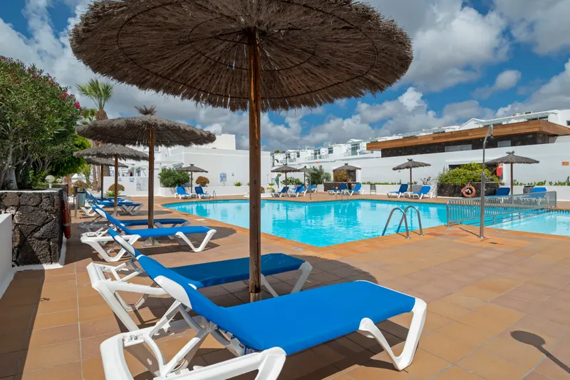 Schwimmbad — Apartamentos LIVVO Oasis, Puerto del Carmen 3