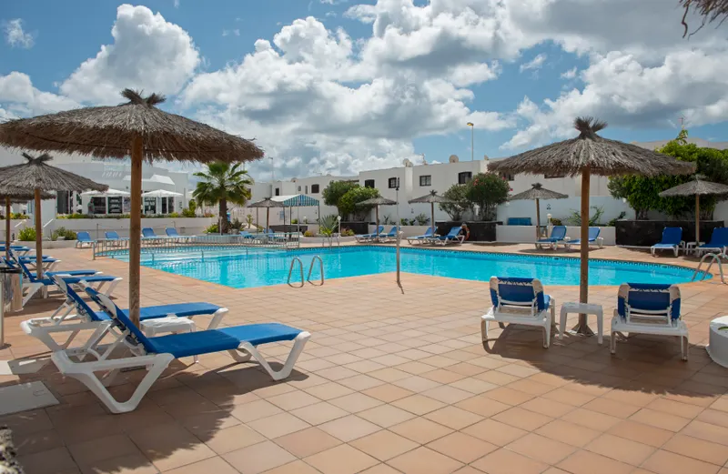 Schwimmbad — Apartamentos LIVVO Oasis, Puerto del Carmen 4
