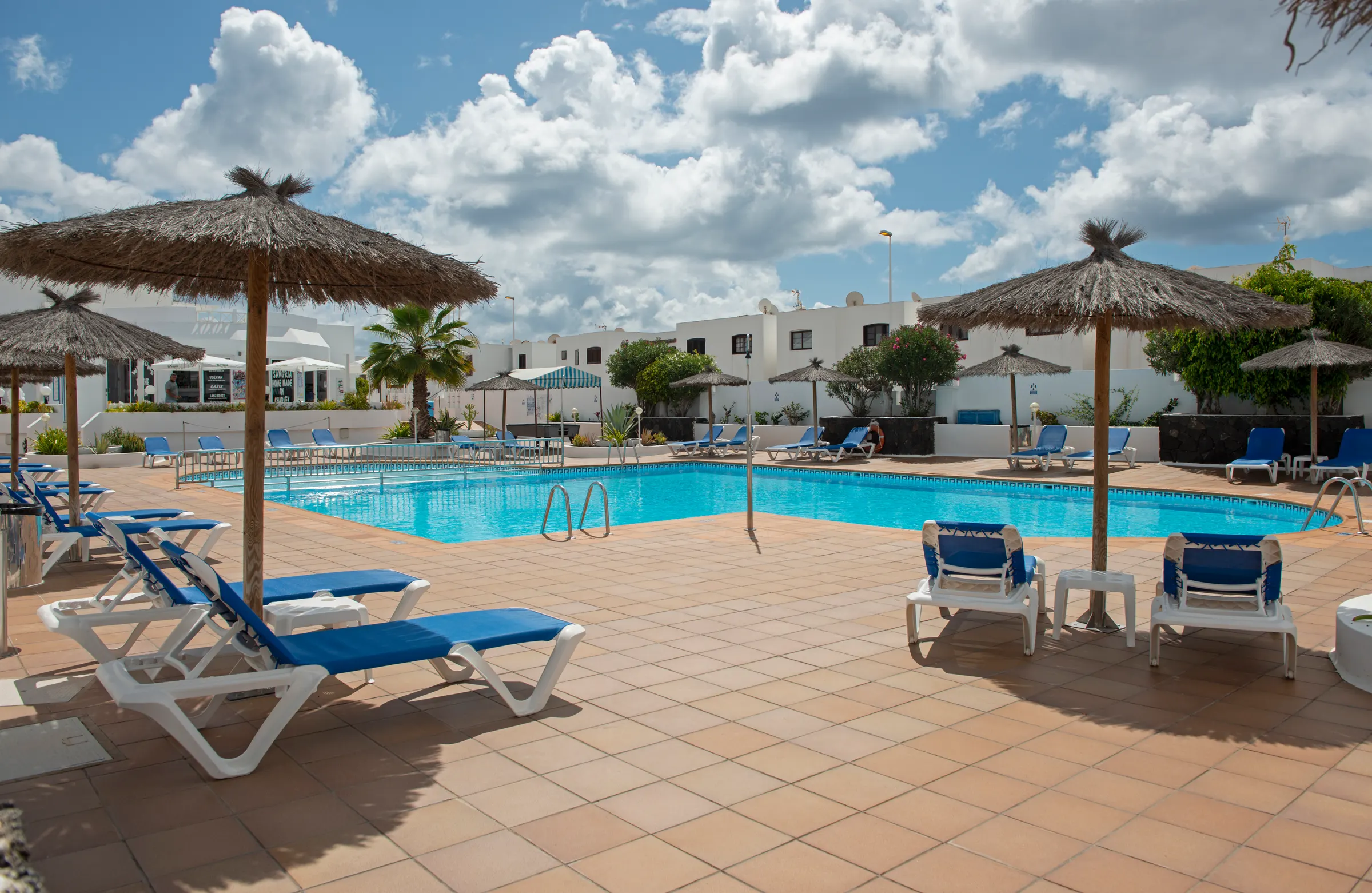 Piscina — Apartamentos LIVVO Oasis, Puerto del Carmen 4