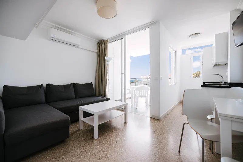 Apartamento con balcón y vista mar — Apartamentos LIVVO Tarahal, San Agustín 1