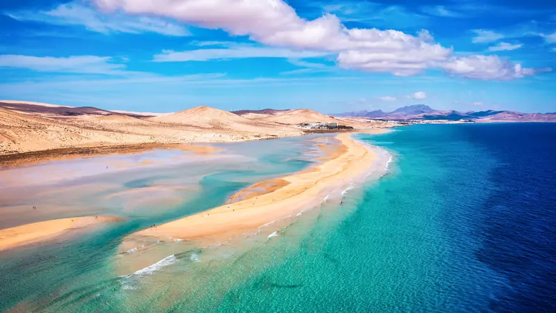 El sur de Fuerteventura concentra grandes playas como Sotavento, Cofete y Morro Jable.
