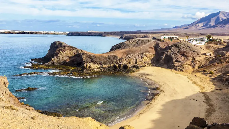 Mejores playas de Lanzarote: calas, arena dorada y paisajes volcánicos