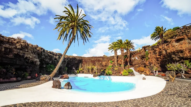 Jameos del Agua vereint einen Lavatunnel, Wasser, Gärten und die Handschrift von César Manrique an einem einzigen Ort.