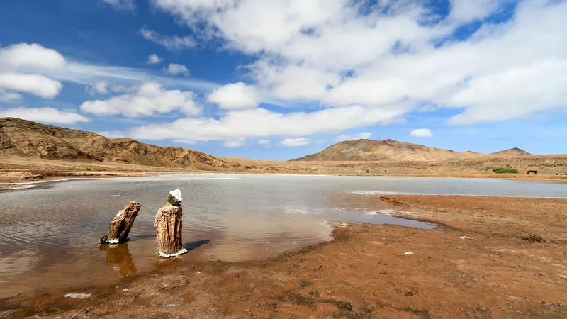 Las Salinas de Pedra de Lume, en el cráter de un antiguo volcán, permiten flotar en aguas hipersalinas.