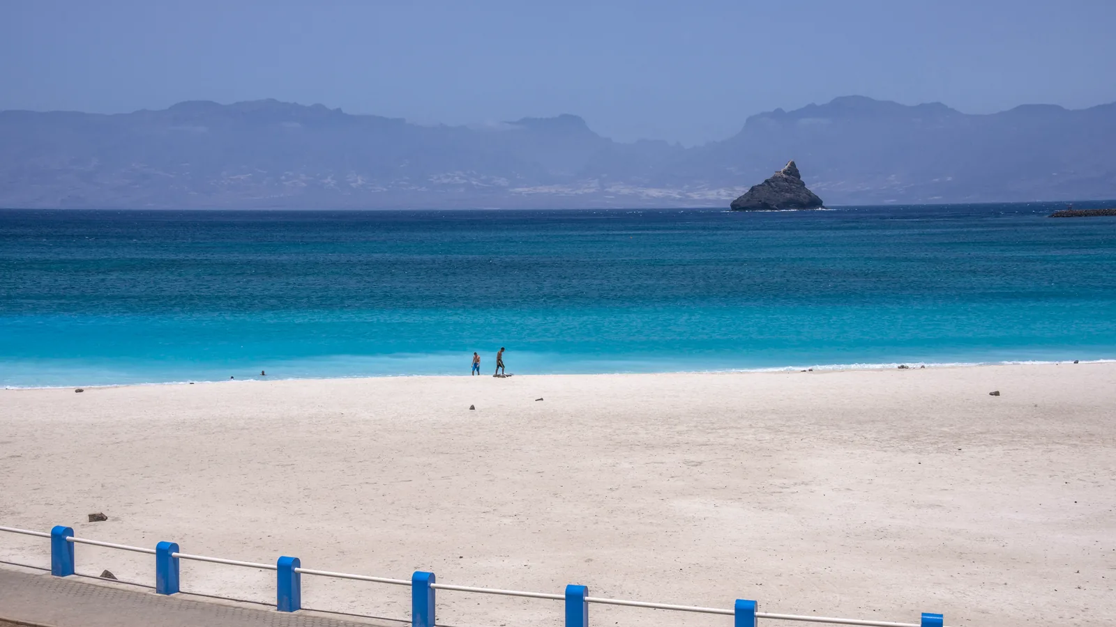 Die Playa de Laginha, nur wenige Minuten vom Zentrum Mindelos entfernt, vereint hellen Sand und türkisfarbenes Wasser mitten in der Stadt.