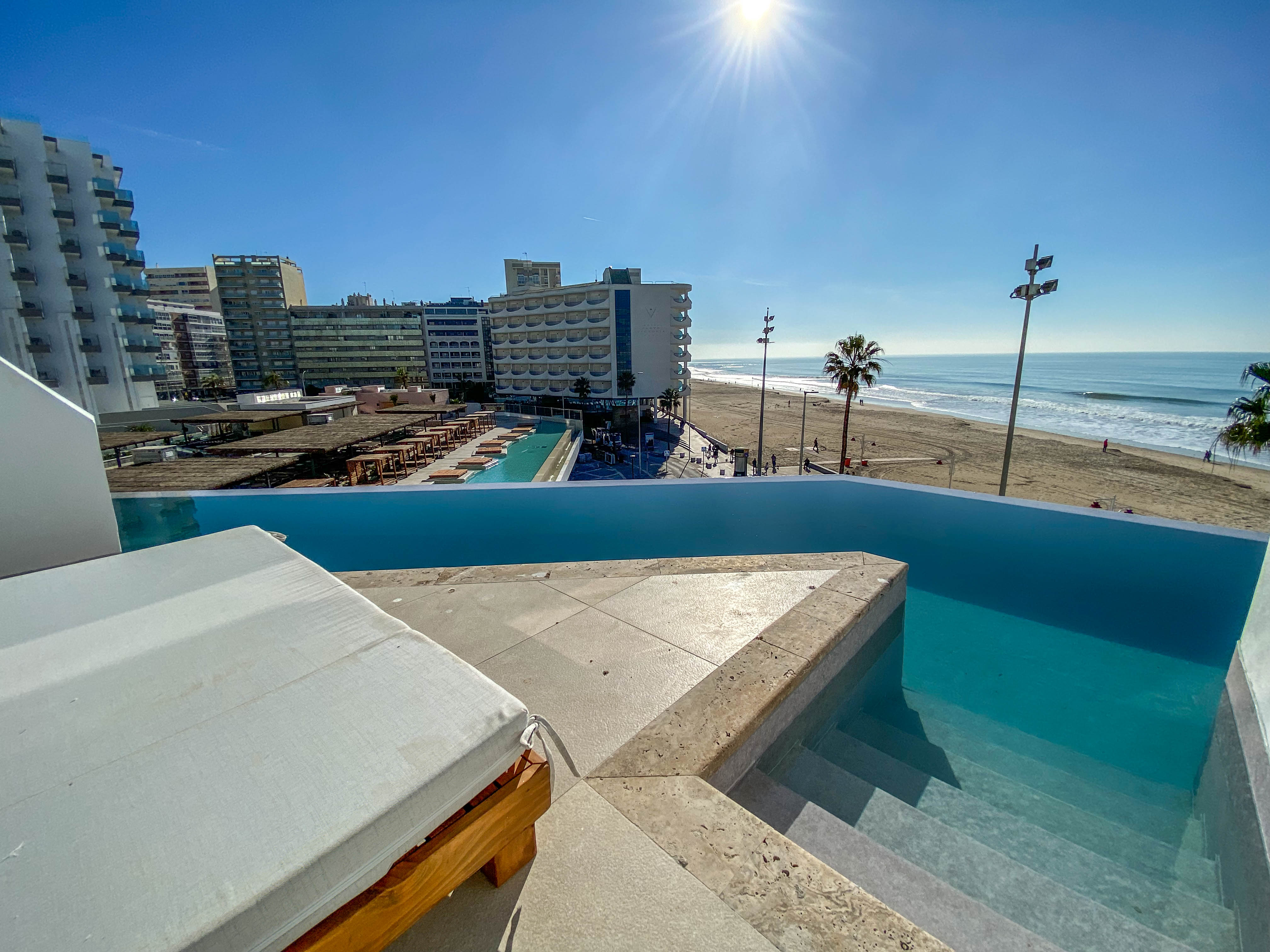 LIVVO_HOTEL_CADIZ_BAHIA_SWIM UP SUPERIOR (4).jpg