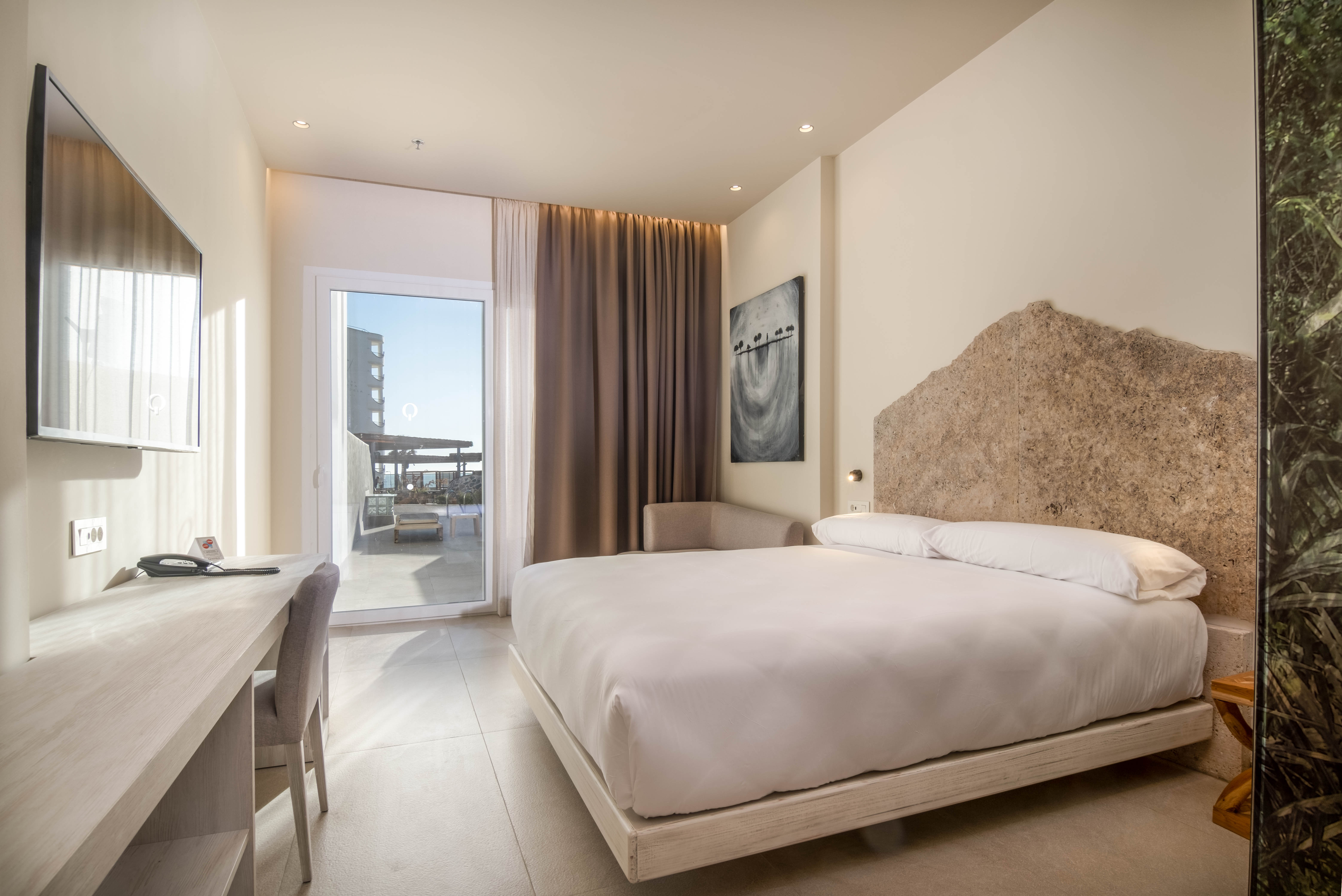 LIVVO_HOTEL_CADIZ_BAHIA_SWIM UP (2).jpg