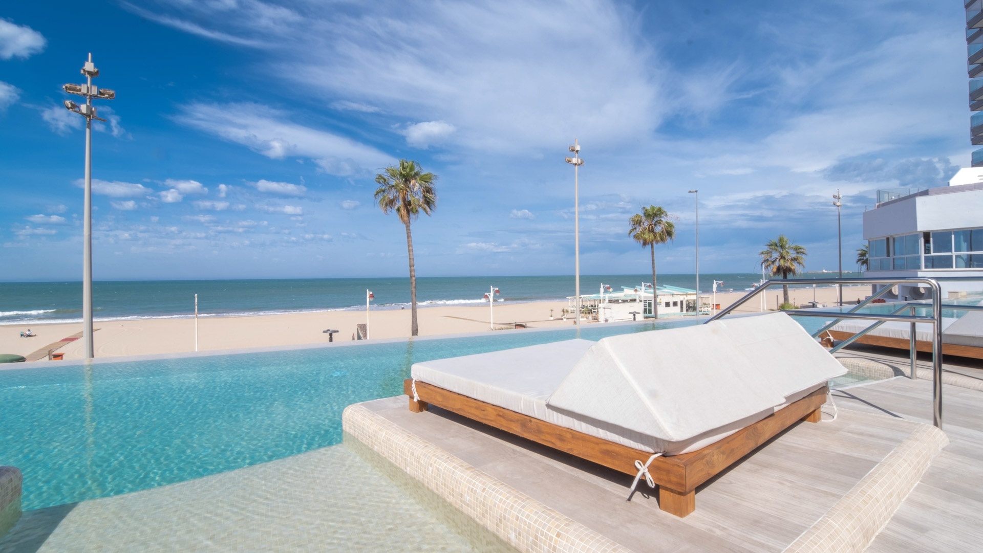 LIVVO_HOTEL_CADIZ_BAHIA_Piscina Principal (1).jpg