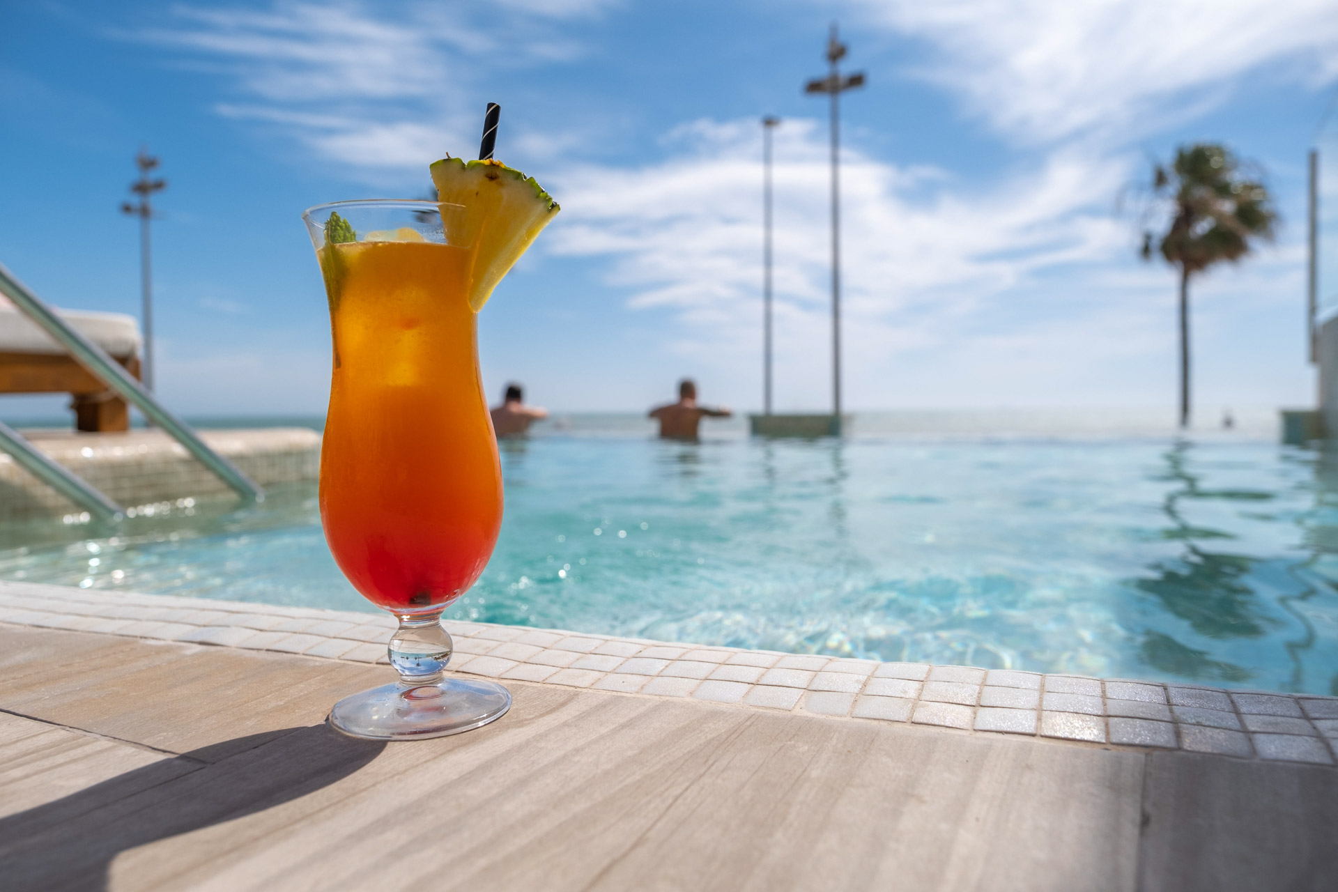 LIVVO_HOTEL_CADIZ_BAHIA_Piscina Principal (2).jpg