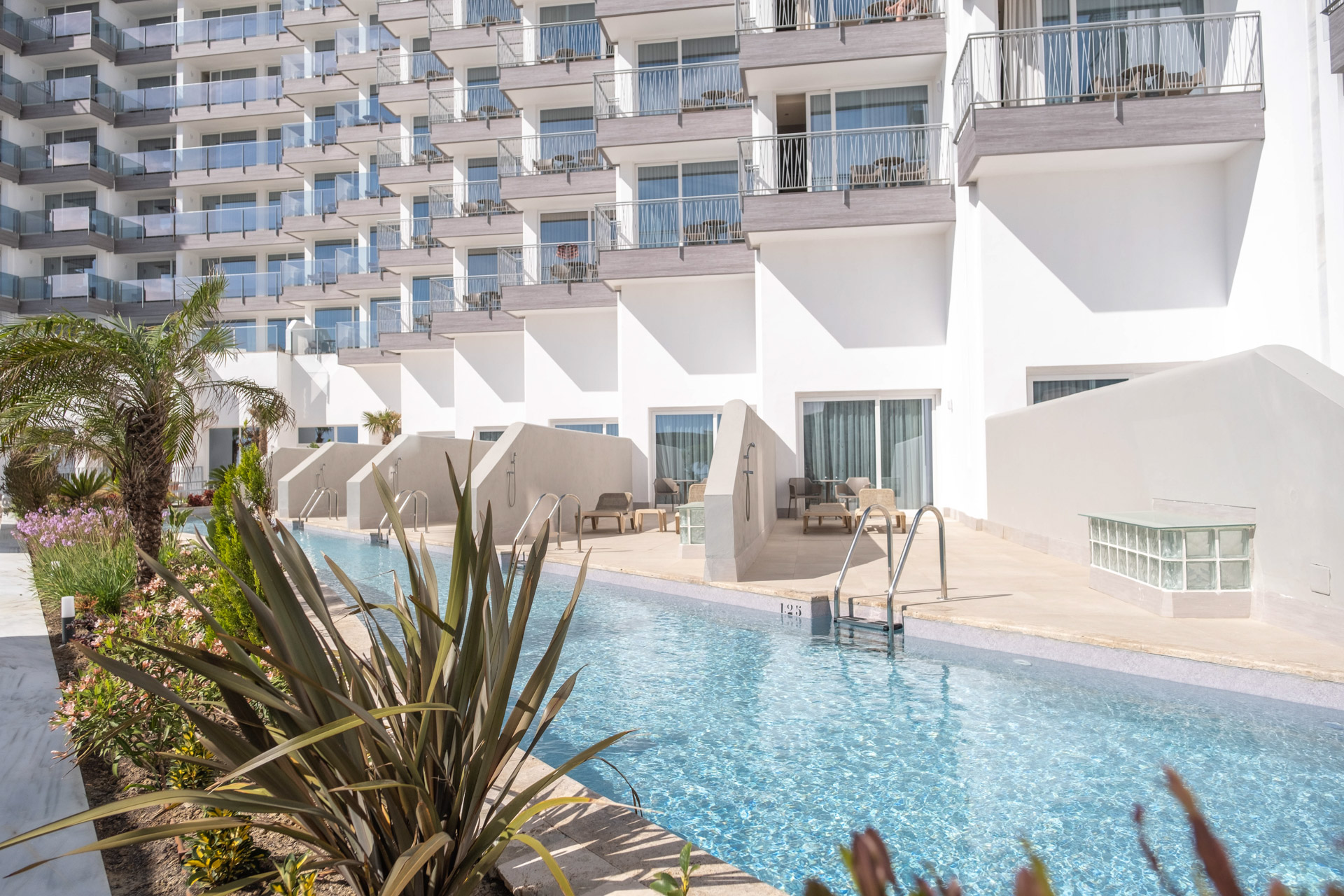 LIVVO_HOTEL_CADIZ_BAHIA_Piscina Swim-up (1).jpg