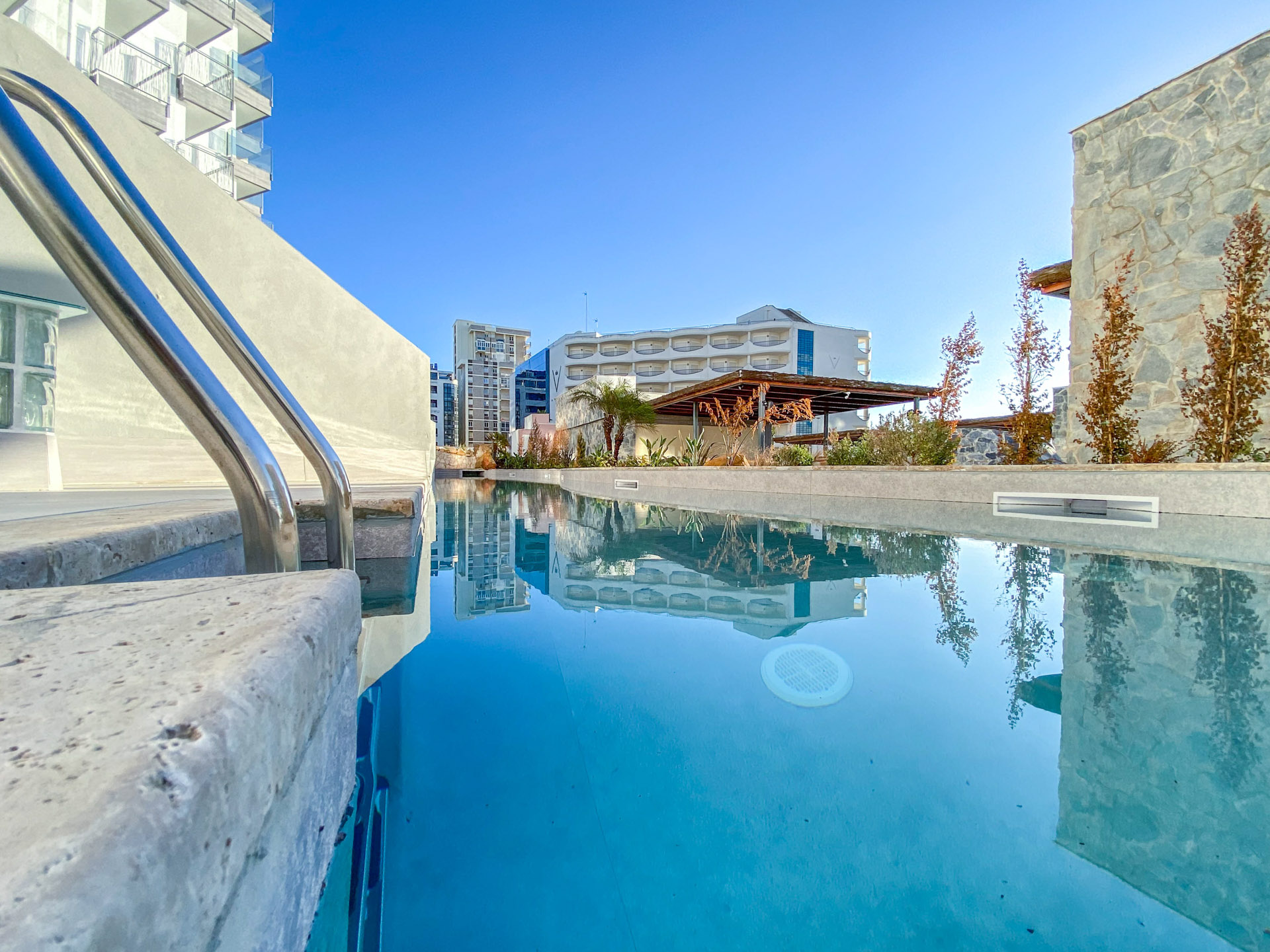 LIVVO_HOTEL_CADIZ_BAHIA_Piscina Swim-up (2).jpg