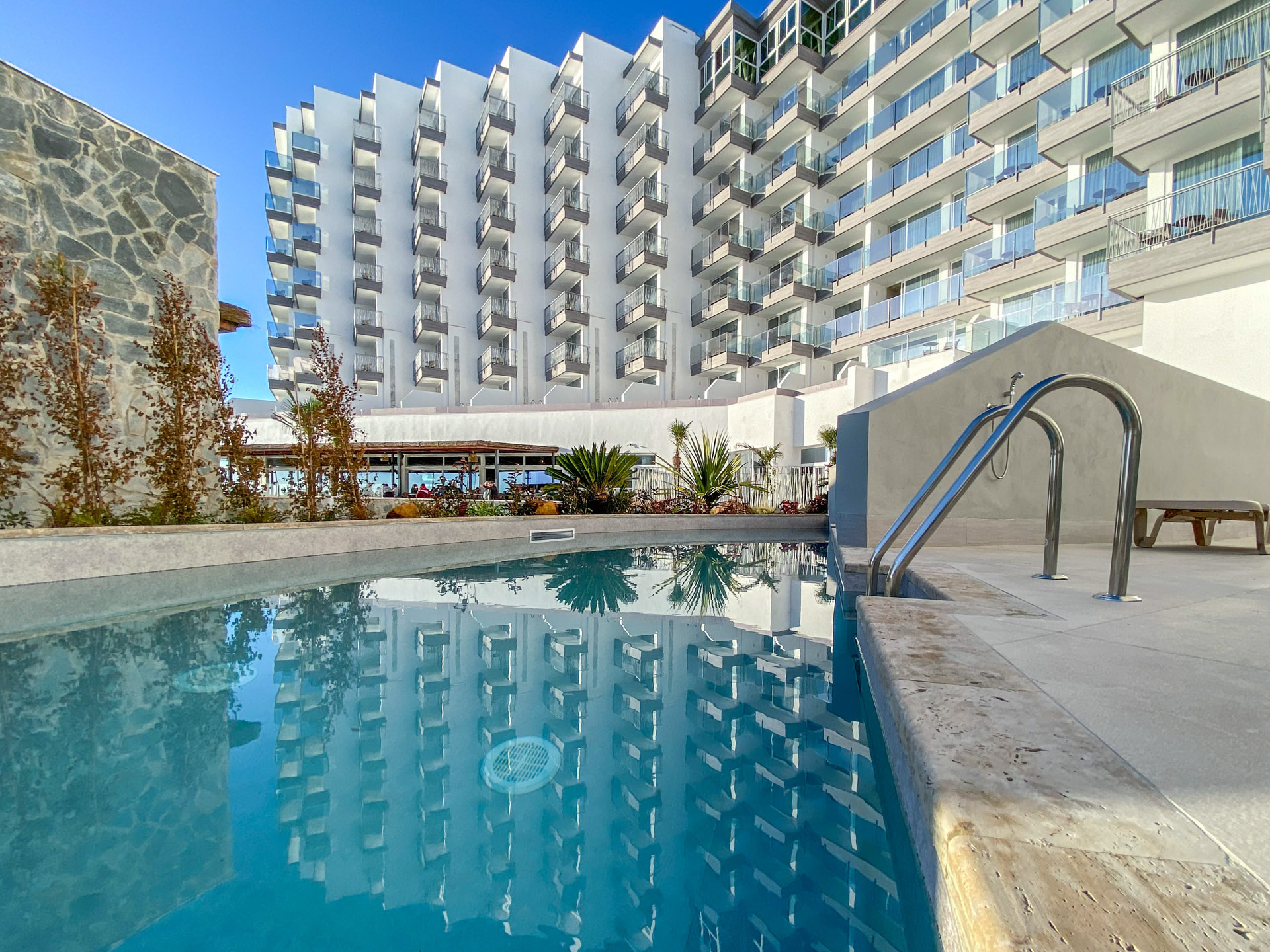 LIVVO_HOTEL_CADIZ_BAHIA_Piscina Swim-up (3).jpg
