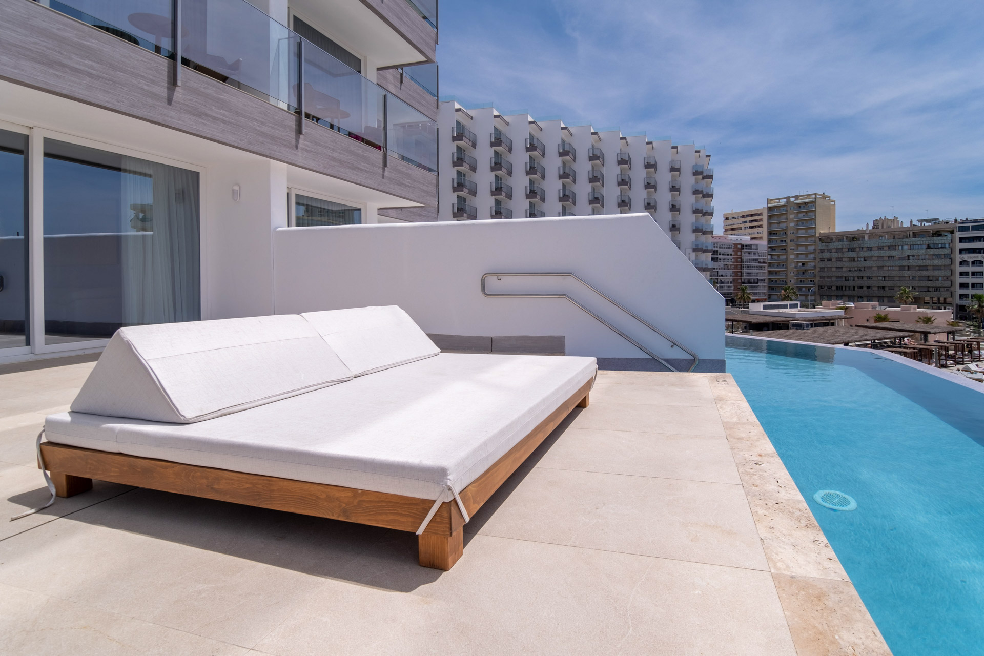 LIVVO_HOTEL_CADIZ_BAHIA_Piscina Swim-up superior (1).jpg