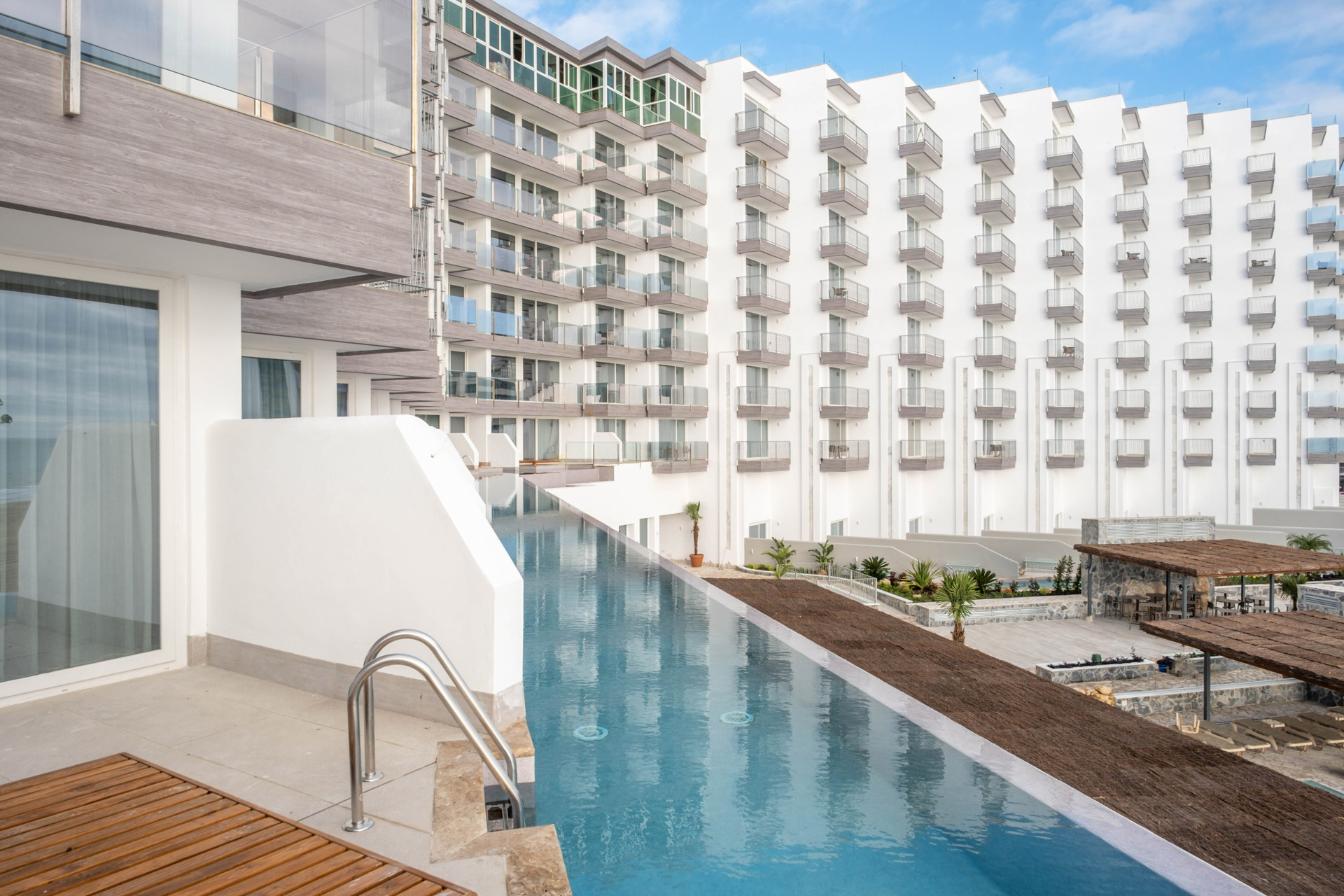 LIVVO_HOTEL_CADIZ_BAHIA_Piscina Swim-up superior (2).jpg