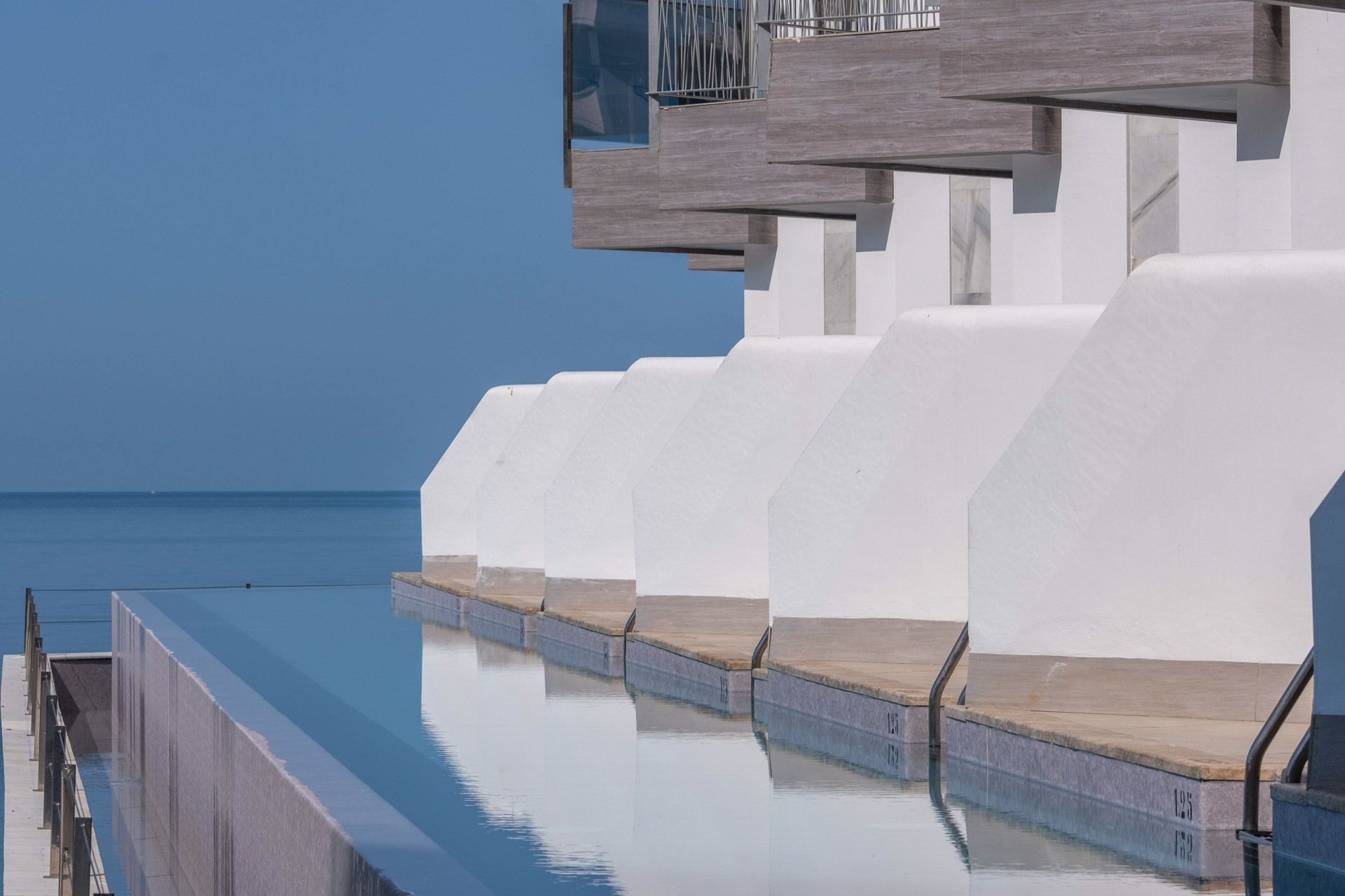 LIVVO_HOTEL_CADIZ_BAHIA_Piscina Swim-up superior (3).jpg