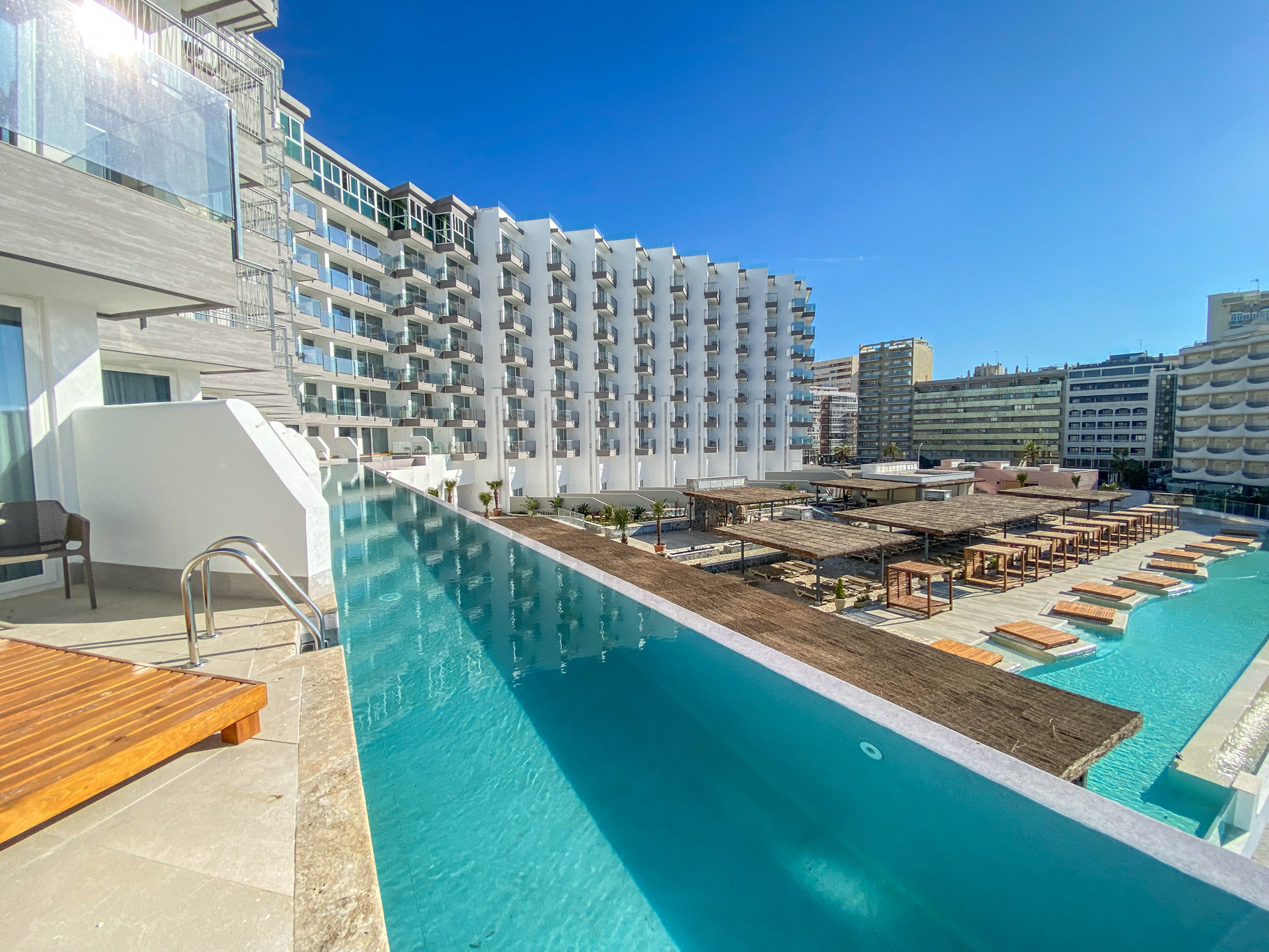 LIVVO_HOTEL_CADIZ_BAHIA_Piscina Swim-up superior (5).jpg