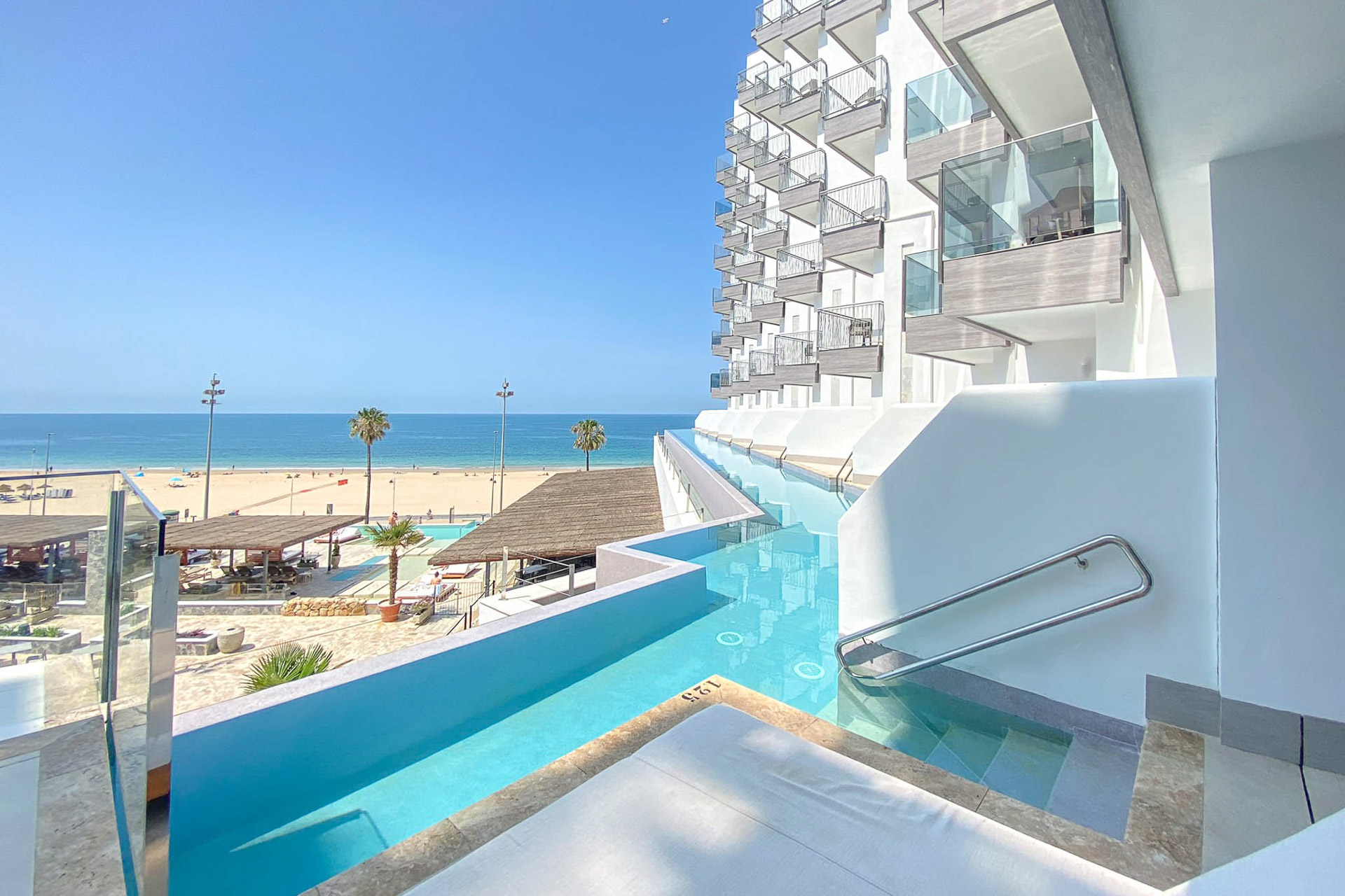 LIVVO_HOTEL_CADIZ_BAHIA_Piscina Swim-up superior (6).jpg