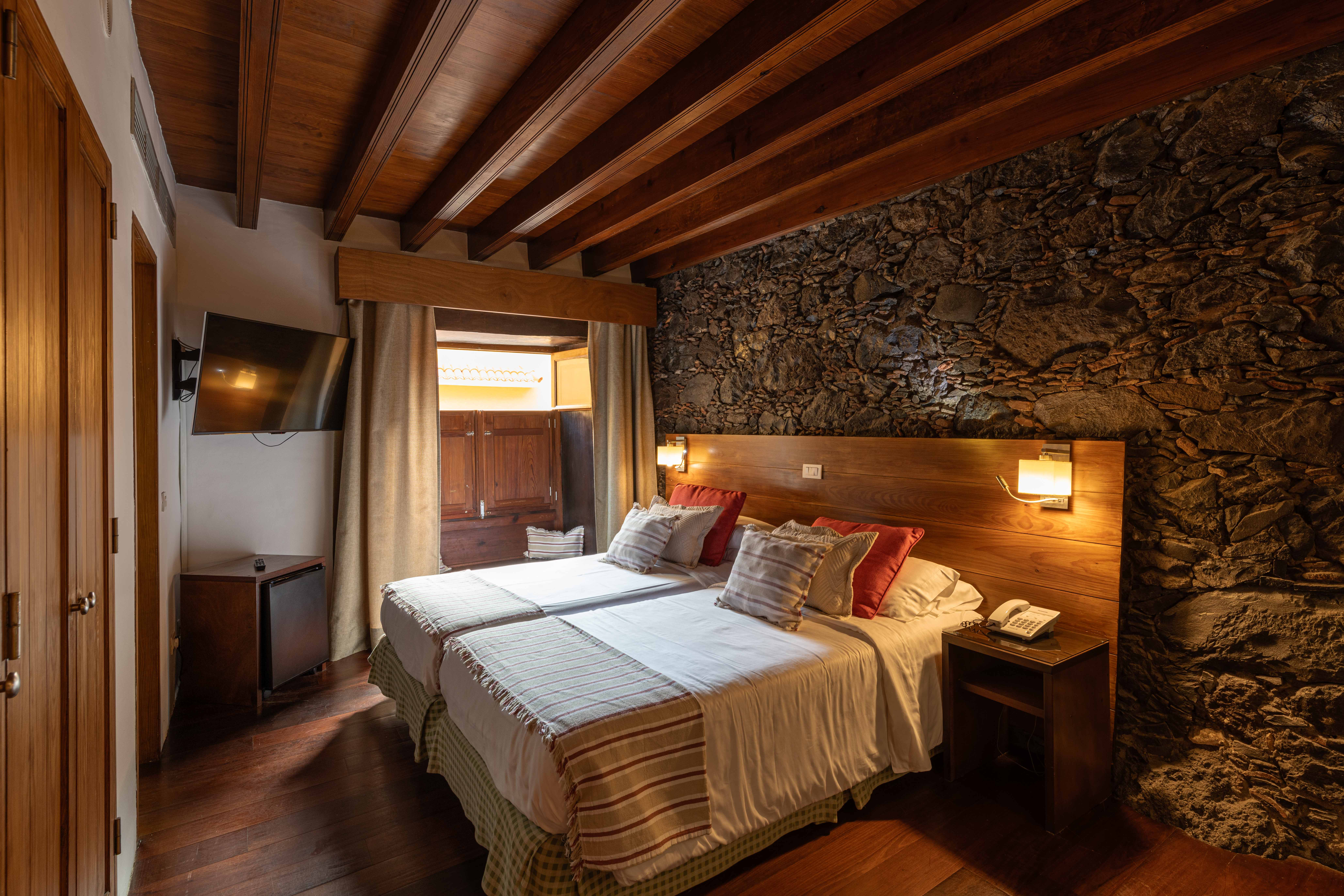 LIVVO_LA_QUINTA_ROJA_DBL Standard (12).jpg