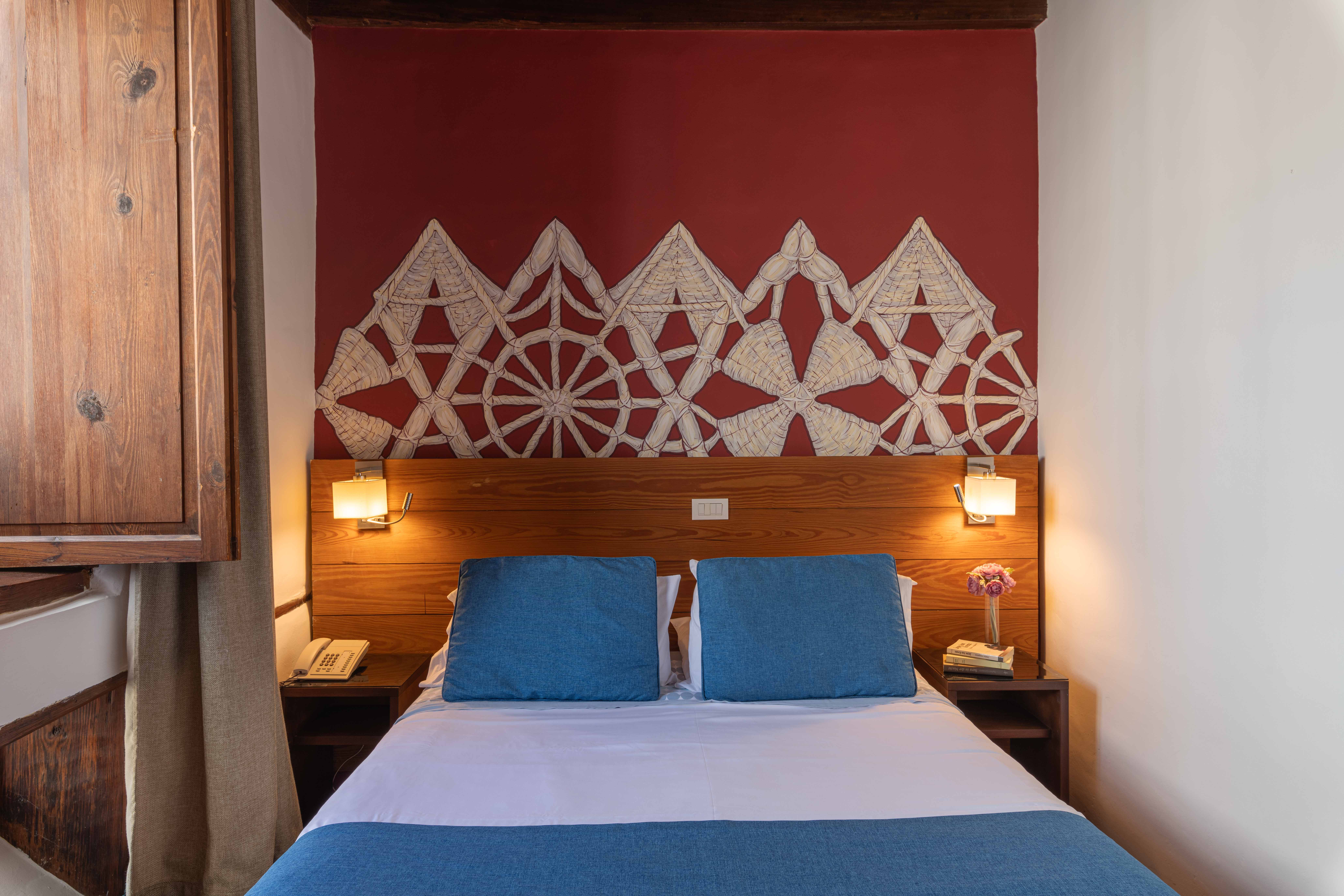 LIVVO_LA_QUINTA_ROJA_DBL Standard (2).jpg