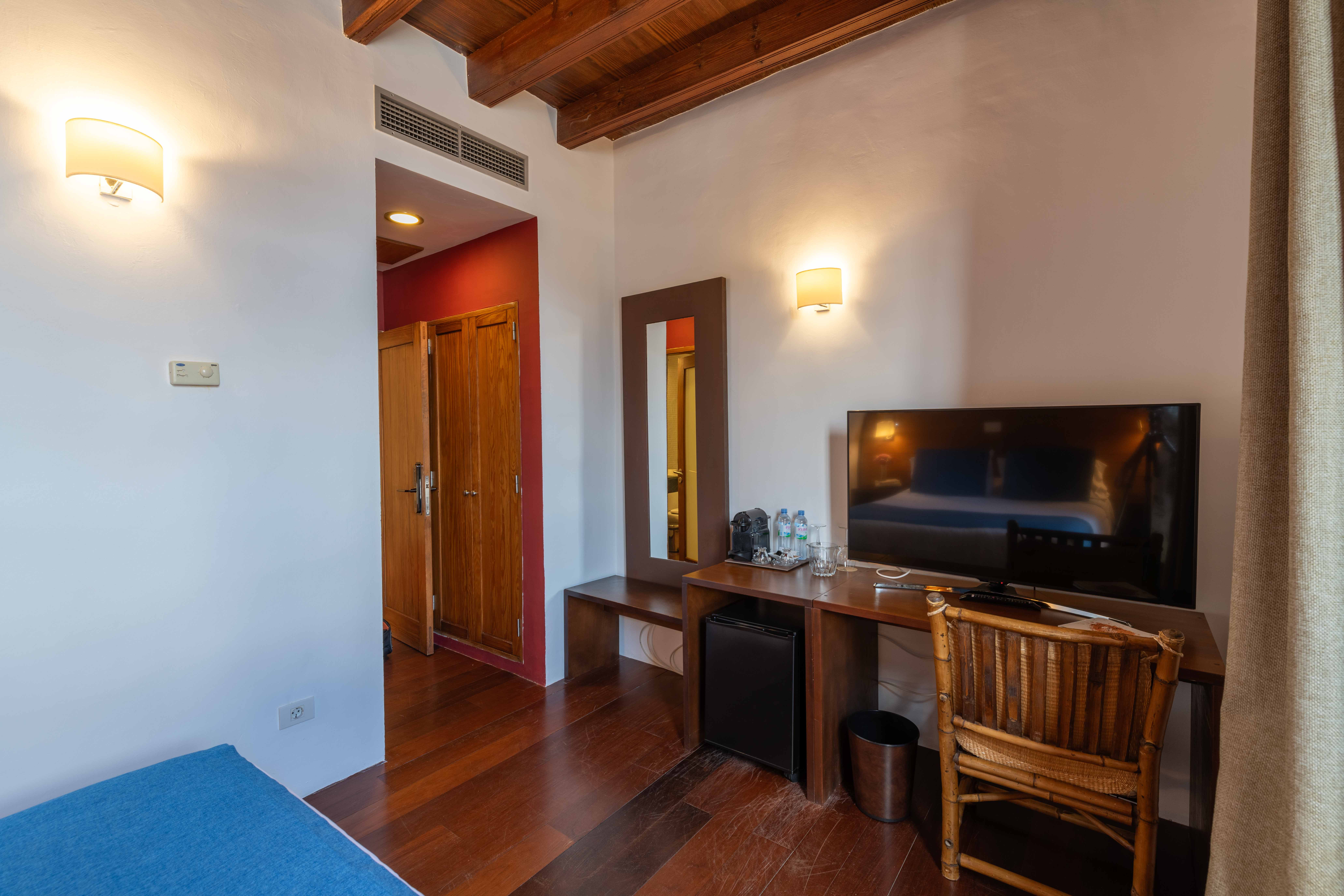 LIVVO_LA_QUINTA_ROJA_DBL Standard (3).jpg